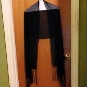 A black  scarf